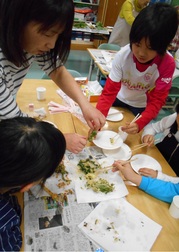 （4月）野草の天ぷらに群がる子ども達2.jpg