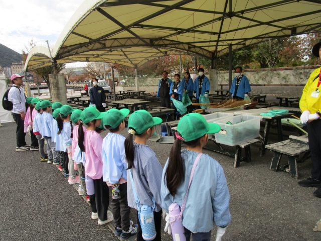 「門司を美しくする会」11月当番参加団体の方々との清掃活動