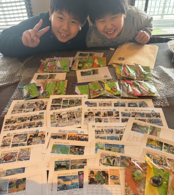 アートと行動が社会へ広がる 〜作品掲載カレンダーとチャーム発送の取り組み〜