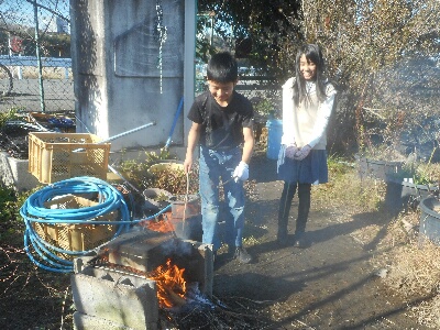 去年の竹灯明台で竹炭作り