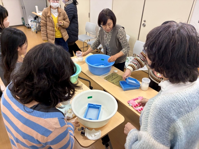 牛乳パックを再利用して紙すき体験