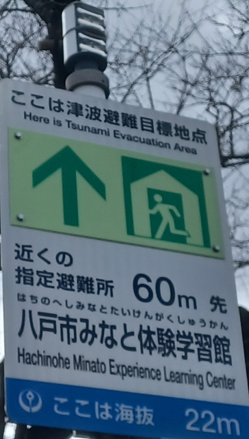震災伝承施設で3.11メッセージカード展を見学