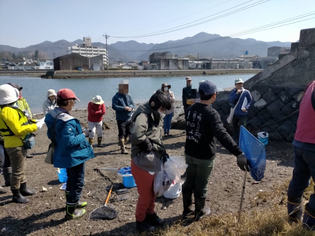 干潟の自然観察会とゴミ拾いに参加
